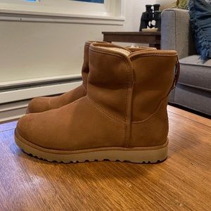 UGG Womens Cory Il Genuine Shearling Lined Boot
Chestnut Suede